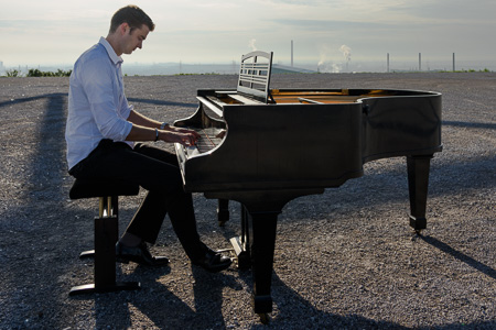 Pianist Torben Beerboom am Tetraeder in Bottrop